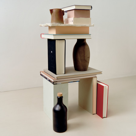 Arbeitsplatz mit Büchern und Geräten – Symbolbild Plattformmodell