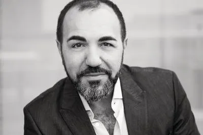 Die lange Nacht des Lesens bei Hugendubel: Adnan Maral entführt in die deutsch-türkische Welt von „SÜPEROPA“