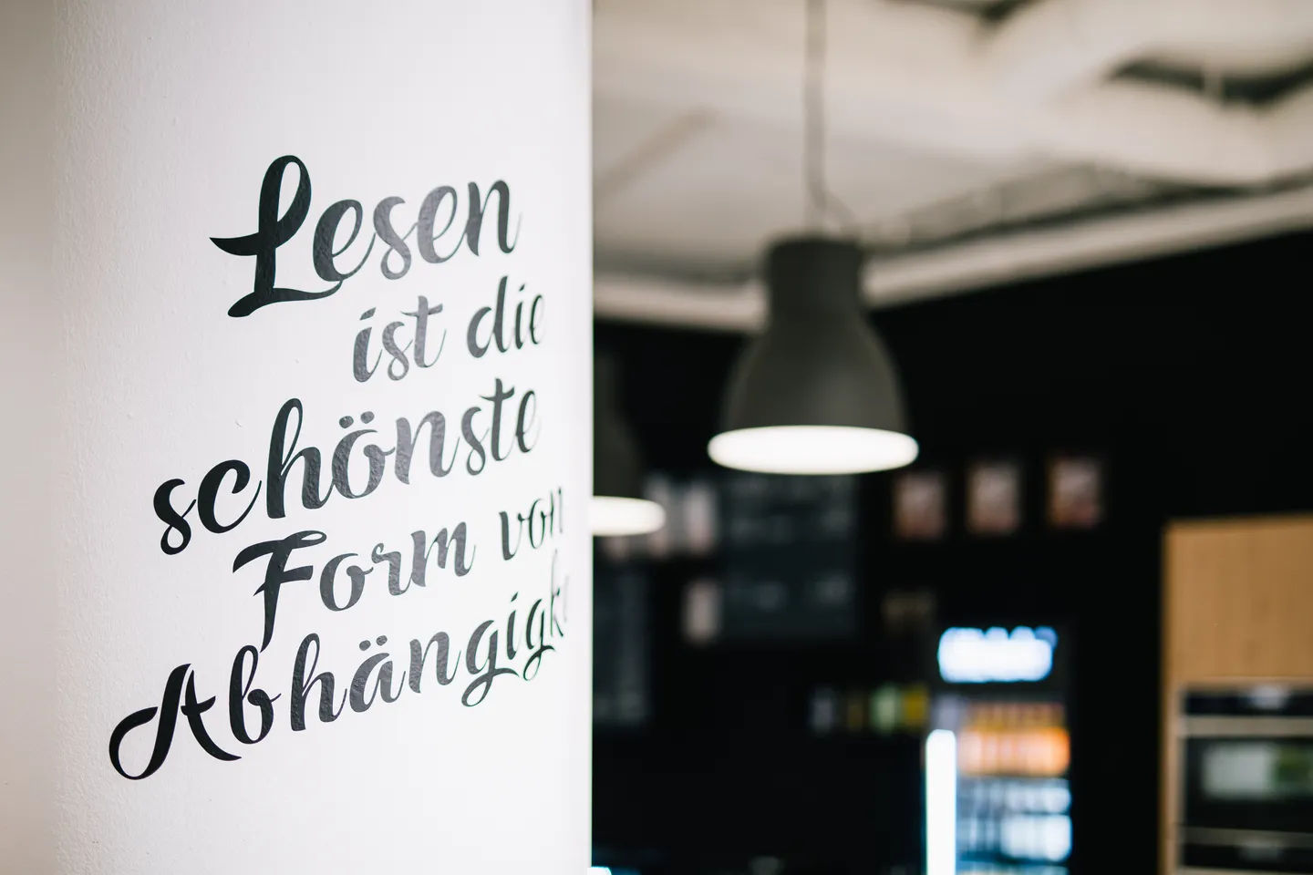 expert startet Kooperation mit Buchhandelskette Hugendubel
