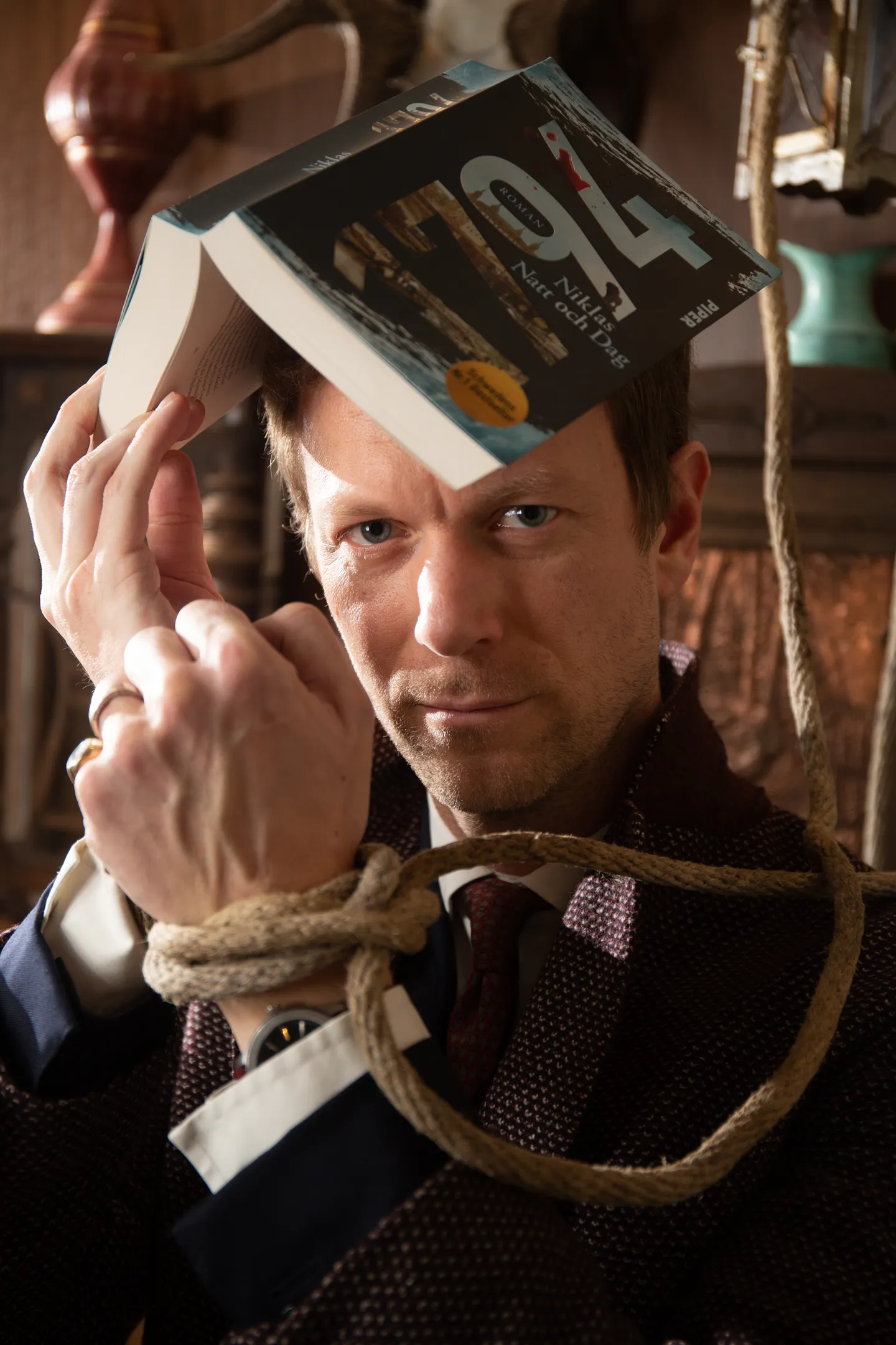 Niklas Natt och Dag und Hugendubel feiern die Premiere des Escape Rooms zum Bestseller „1794“
