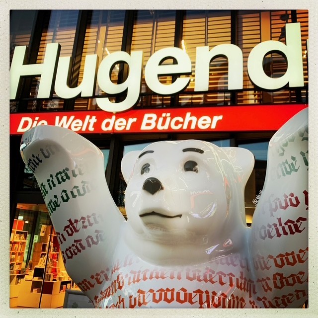 Buddy Bär „Heinrich“ vor Filiale am Europacenter